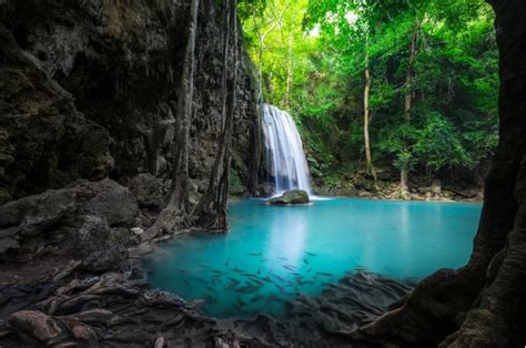 Das Erawan-Wasserfall: Ein mystisches Naturwunder inmitten des dichten Dschungels!