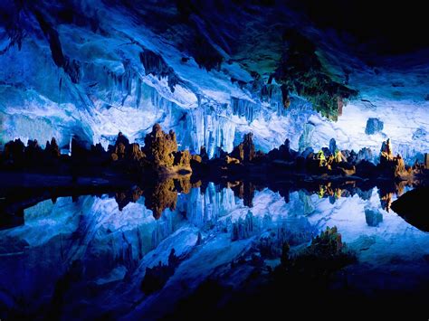  Der Shibing Shan - Ein majestätisches Bergmassiv mit mystischen Grotten und spirituellen Quellen!