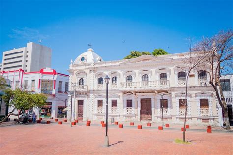  Die Kathedrale von Santa Marta: Ein historisches Juwel mit kolonialem Charme!