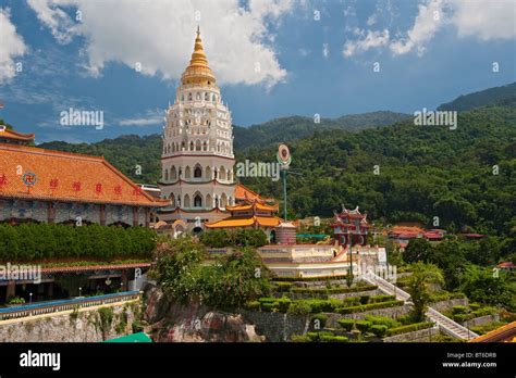  Die Kek Lok Si Tempel: Ein majestätischer Ort der spirituellen Ruhe und farbenfrohen Architektur