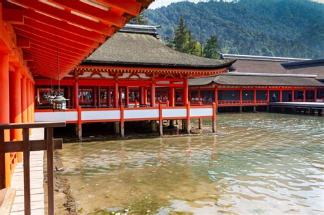  Der Itsukushima-Schrein: Eine Flottende Kultstätte im Herzen des Meeres!