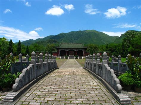 Der Jingjiang Prinzengrab – Ein mystisches Mausoleum voller Geschichte und majestätischer Schönheit!