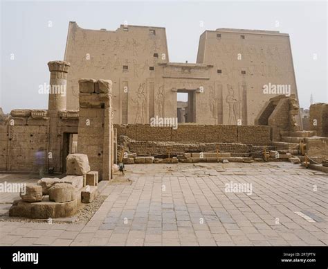 Der Tempel von Edfu: Ein faszinierendes Fenster in die Welt der alten Ägypter!